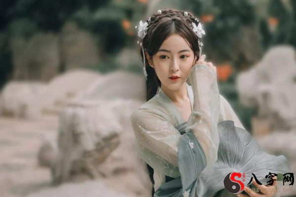 长相妖艳的女人八字特点 长相妖艳的女人八字特点