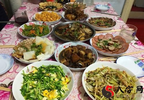 梦见一桌子丰盛的菜