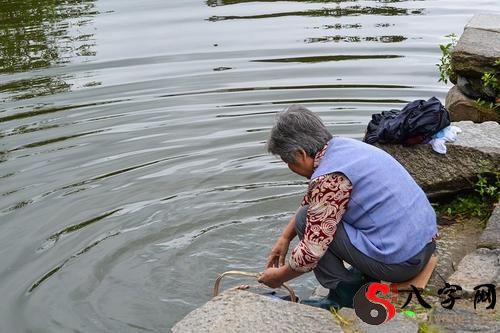 梦见在河边手洗衣服