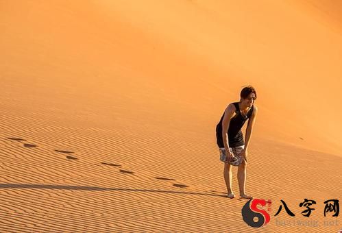 梦见在沙漠中行走