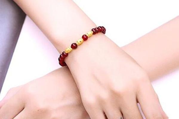 石榴木命男缺土,佩戴什么最为合适? 石榴木命男缺土,佩戴什么最为合适?