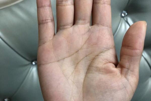 手纹线仅三条，命运揭秘：你是否别具一格？