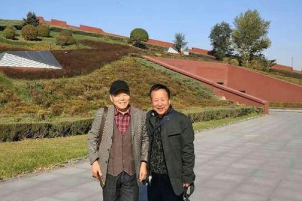 属龙一生的命运旅程：从辉煌到际遇的多彩人生