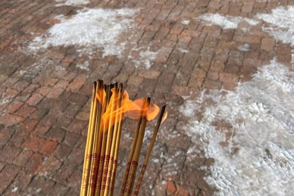 烧香祈福:为什么人们看命的重要性和深层含义 烧香祈福:为什么人们看命的重要性和深层含义