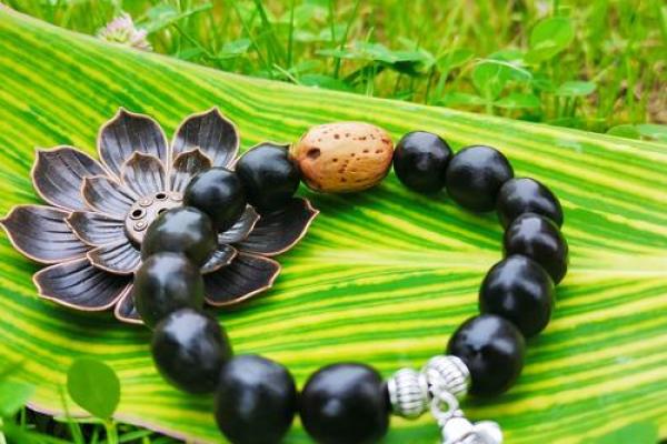 石榴木命男人佩戴手串的最佳选择与寓意解析 石榴木命男人佩戴手串的最佳选择与寓意解析