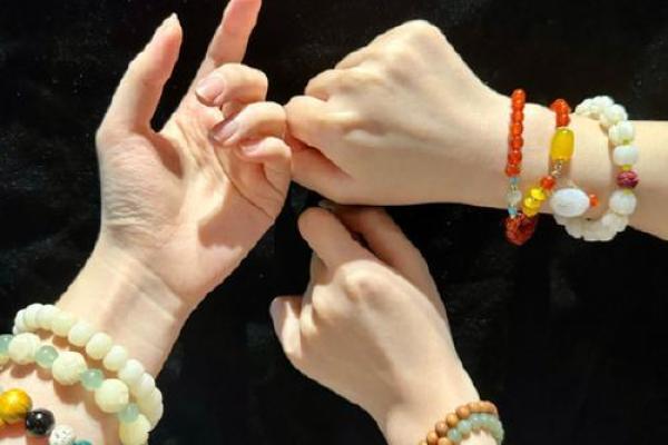 石榴木命男人佩戴手串的最佳选择与寓意解析 石榴木命男人佩戴手串的最佳选择与寓意解析