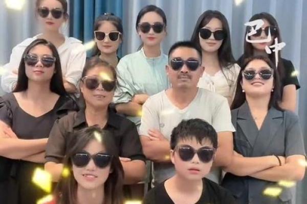 什么样的人注定拥有十个孩子的命?探访多子多福的背后故事 什么样的人注定拥有十个孩子的命?探访多子多福的背后故事