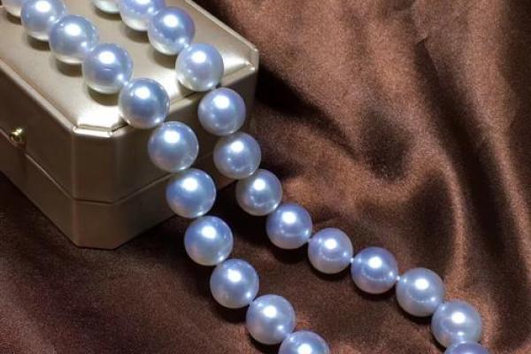 属鸡女性佩戴什么项链能旺夫助运，提升自身气场？