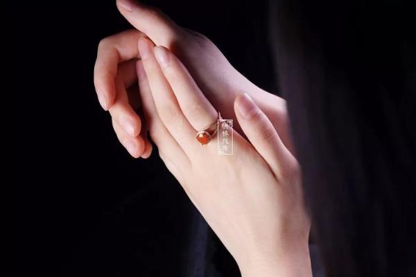 沙中金命如何选择手串:完美搭配与运势提升的指南 沙中金命如何选择手串:完美搭配与运势提升的指南