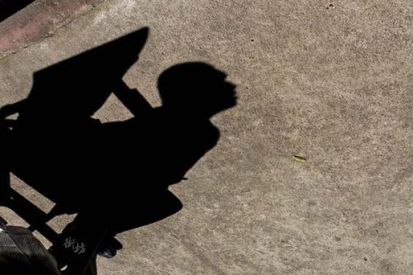 晒太阳的男人:阳光与命运的微妙关系 晒太阳的男人:阳光与命运的微妙关系