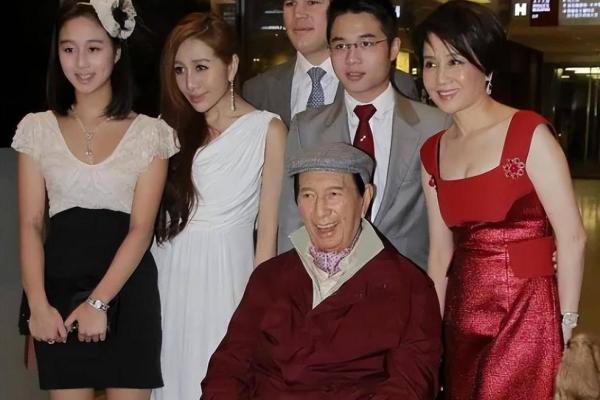 何鸿燊:属鸡的赌王人生与命运解析 何鸿燊:属鸡的赌王人生与命运解析