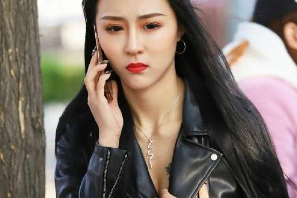 伤官透干女命的深层解读：她们的独特命运与个性魅力