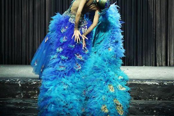 女生一生：命运的绳索与勇敢的舞者