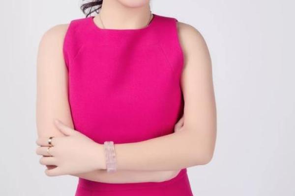 揭开命运的面纱：当代女性的“大妈”转型之路