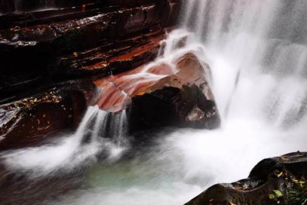 泉中水命的深意与人生启示 泉中水命的深意与人生启示