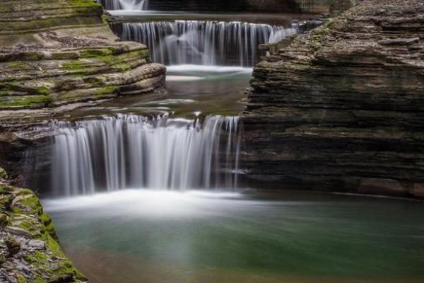 泉中水命男孩适合的颜色与生活建议探讨