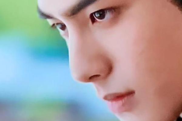 从容优雅、气宇轩昂:揭示富贵命的长相特征 从容优雅、气宇轩昂:揭示富贵命的长相特征