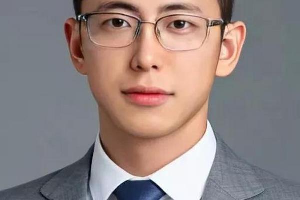 从容优雅、气宇轩昂:揭示富贵命的长相特征 从容优雅、气宇轩昂:揭示富贵命的长相特征