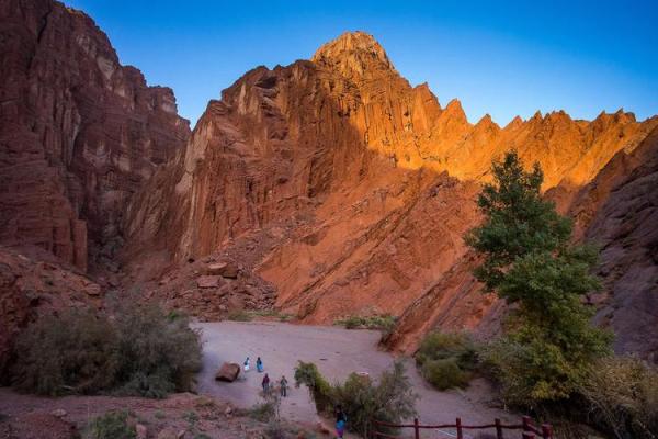 沙金土命的命理分析：适合哪些颜色来提升运势？