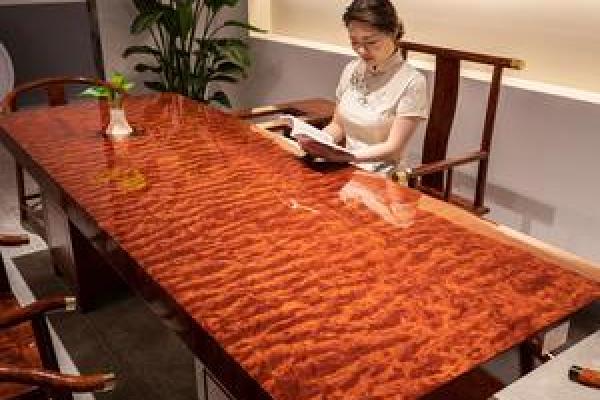 木命人办公桌摆放花卉的品位与讲究 木命人办公桌摆放花卉的品位与讲究