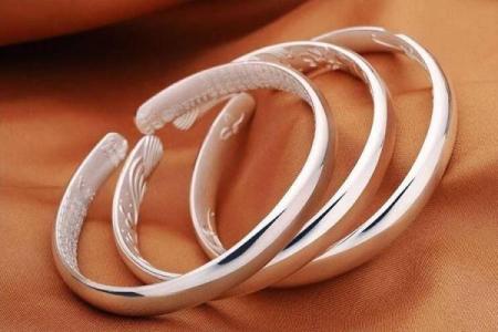 适合佩戴银饰品的人群及其佩戴意义探讨