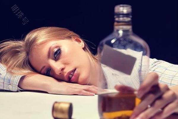 嗜酒如命的后果:酒精对身体和心理的双重侵袭 嗜酒如命的后果:酒精对身体和心理的双重侵袭