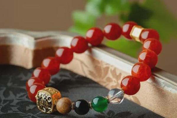 属蛇的水命佩戴手串推荐，助你开启好运之门！