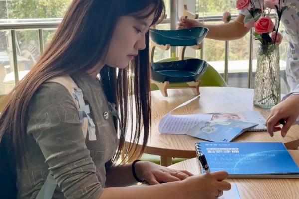 缺火命人士适合佩戴的近视眼镜类型与选择建议