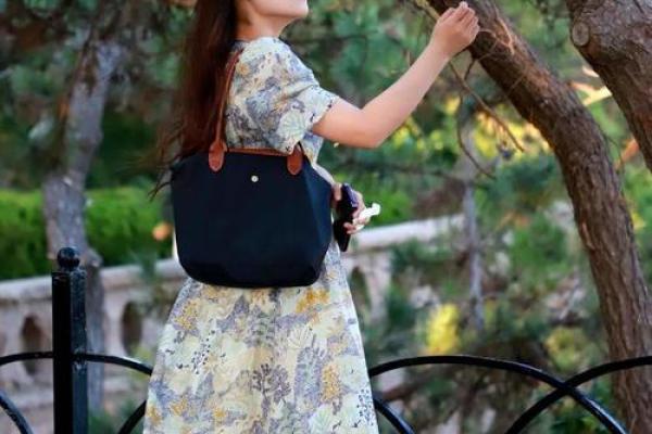 红衣女孩的命运:她们心灵深处的无尽魅力与挑战 红衣女孩的命运:她们心灵深处的无尽魅力与挑战