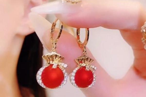 根据木命人适合佩戴的耳环类型解析 根据木命人适合佩戴的耳环类型解析