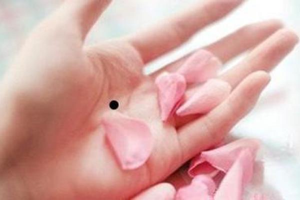 女生右手心有痣，揭示的命运象征与内心秘密