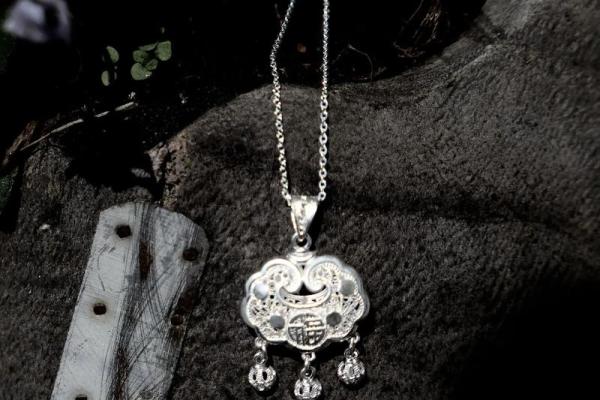 沙中土命的长寿佩带:助你平安健康的吉祥物选择 沙中土命的长寿佩带:助你平安健康的吉祥物选择