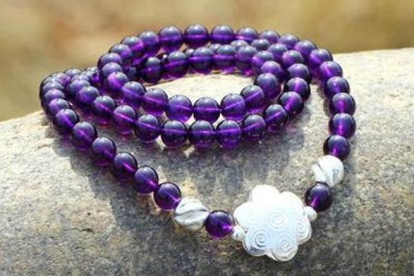 属兔火命者如何挑选合适的项链，助运提升自信与魅力！