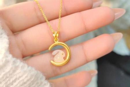 属兔人的火命项链选择与能量象征