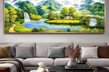 山下火命的客厅装饰：如何选择合适的挂画提升运势