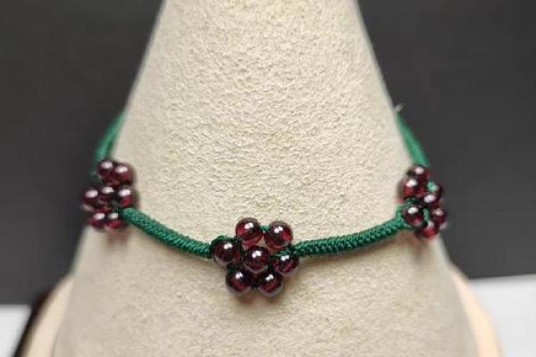 石榴木命的金属佩戴推荐：与命理相辅相成的幸运之路