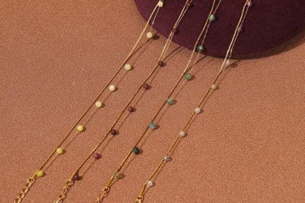 石榴木命的金属佩戴推荐：与命理相辅相成的幸运之路