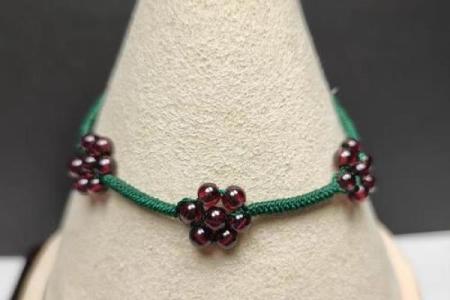 石榴木命的金属佩戴推荐：与命理相辅相成的幸运之路