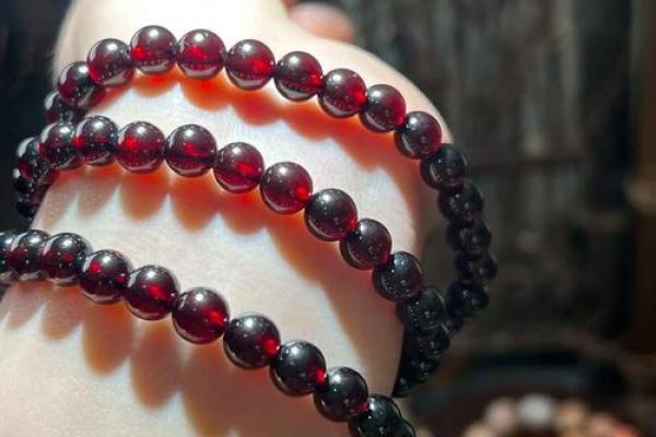 石榴木命适合戴什么手链，提升运势的神奇之旅