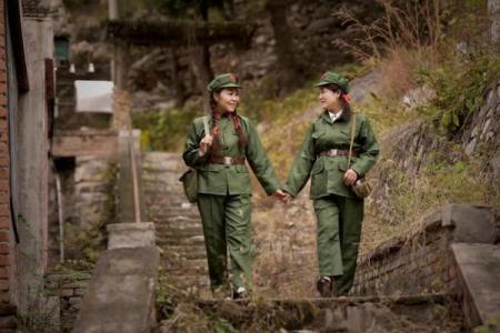 十个簸萁的女孩：命运与梦想的交响乐