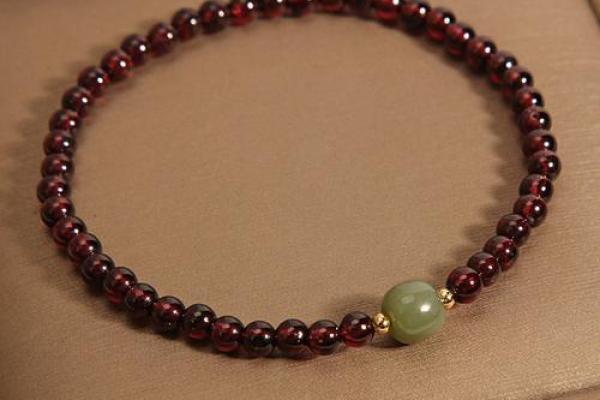 石榴木命的人适合搭配哪些手串?探索手串与命理的完美结合! 石榴木命的人适合搭配哪些手串?探索手串与命理的完美结合!