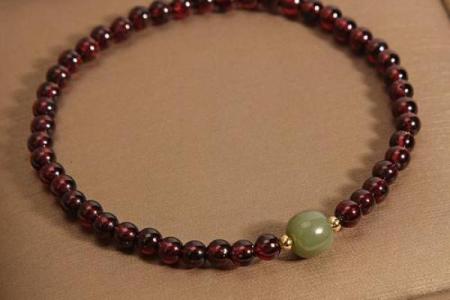 石榴木命的人适合搭配哪些手串？探索手串与命理的完美结合！