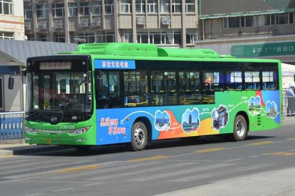 公交车：穿梭于城市生活的命脉与故事