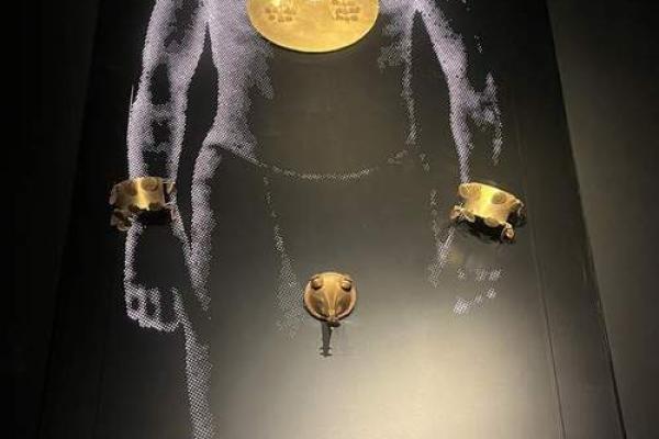 男命月柱丁酉:探索命理中的火之光辉与金之魅力 男命月柱丁酉:探索命理中的火之光辉与金之魅力