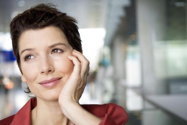 关于下巴尖的女生命运的深度解析：美丽的代价与生活的挑战