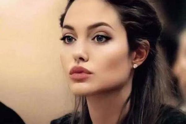 关于下巴尖的女生命运的深度解析：美丽的代价与生活的挑战