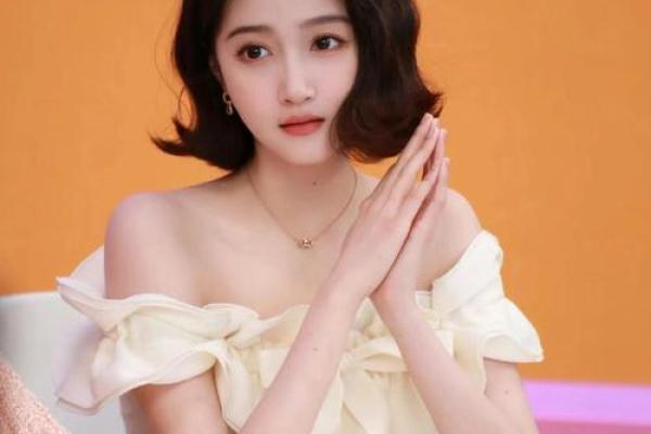 七月出生的鸡命女孩:与生俱来的优雅与智慧 七月出生的鸡命女孩:与生俱来的优雅与智慧