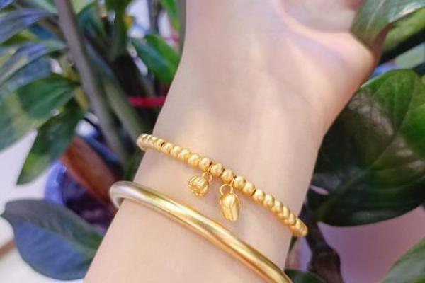 如何选择适合自己的手镯：命理与手镯的完美结合