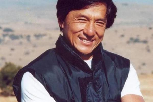 成龙：为梦想倾尽全力，命运与奋斗交织的银幕传奇