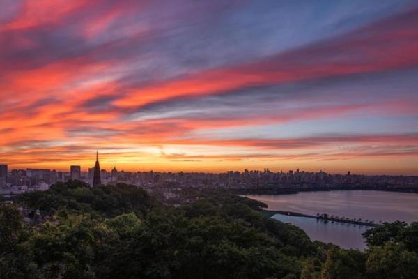 女命日柱带流霞的深层意义与生活启示